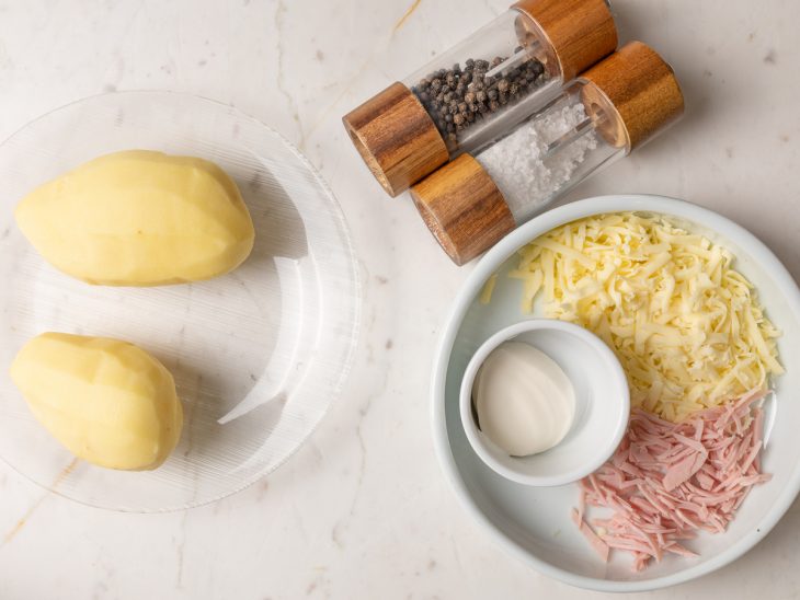Ingredientes reunidos em uma bancada.