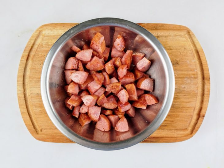 Calabresa em cubos fritos.