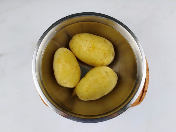 Batatas colocadas em um recipiente com água fria.
