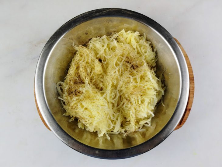 Sal e pimenta-do-reino adicionadas na batata ralada.