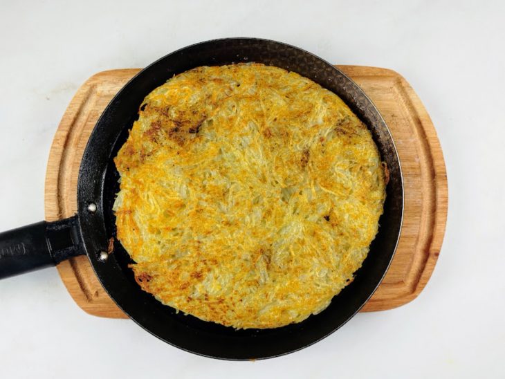 Base de batata dourada virada na frigideira.