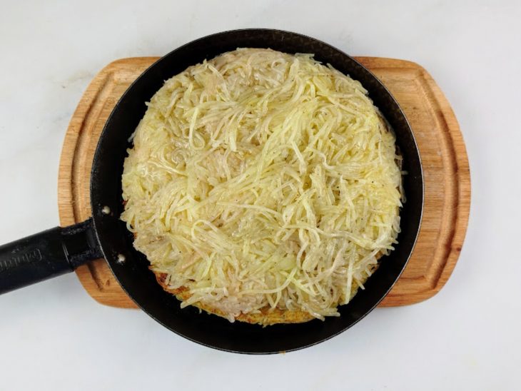 Recheio coberto pelo restante da batata ralada.