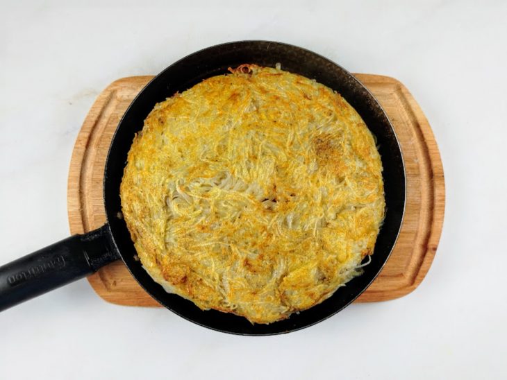 Batata rosti pronta na frigideira.