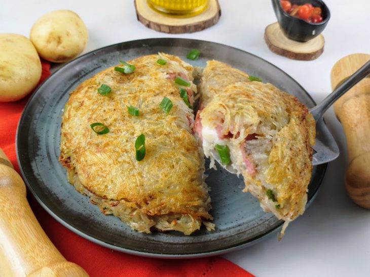 Porção da batata rosti sendo em destaque num prato individual.