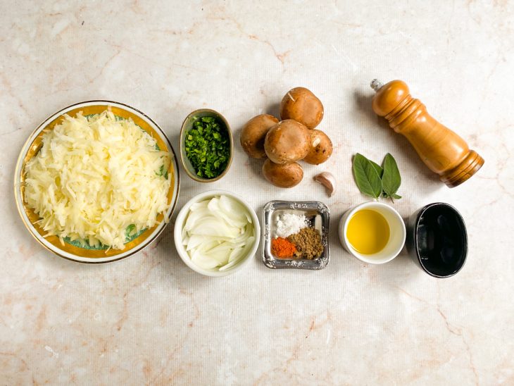 Ingredientes reunidos em uma bancada.