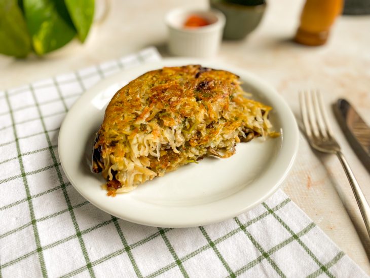 Batata rosti vegana pronta para consumo em um prato.