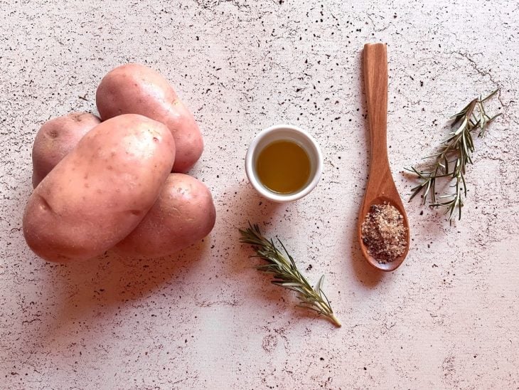 Ingredientes da batata rústica reunidos na bancada.