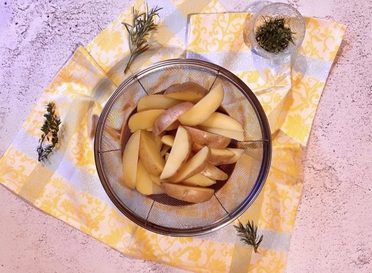 Batatas rústicas em uma peneira.