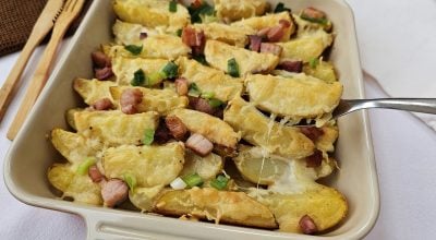 Batata rústica com molho de queijo e bacon