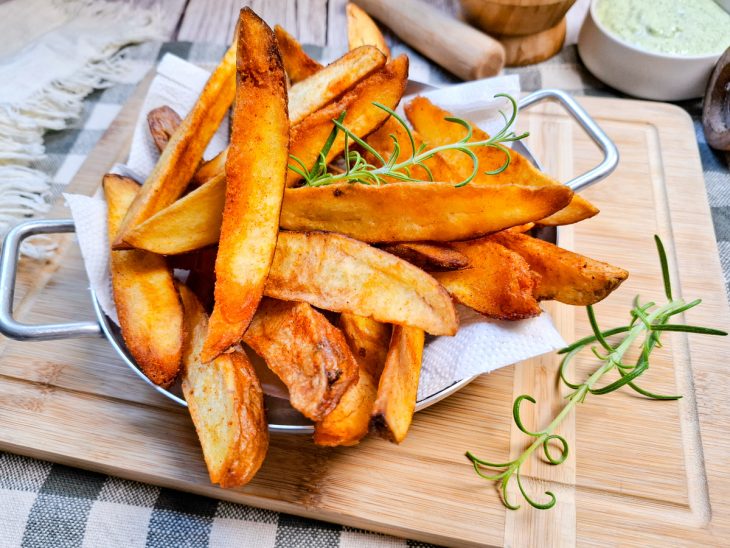 Batata canoa com páprica e ervas frescas.