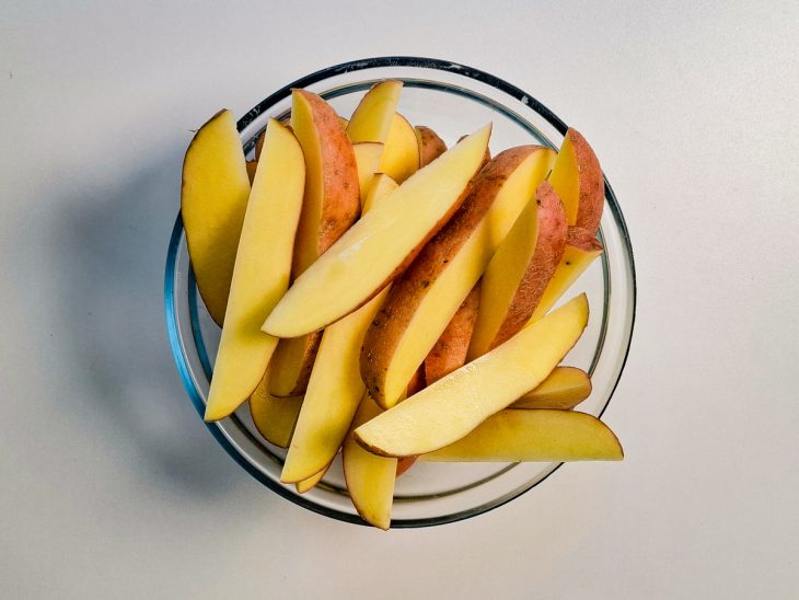 Batatas cortadas.