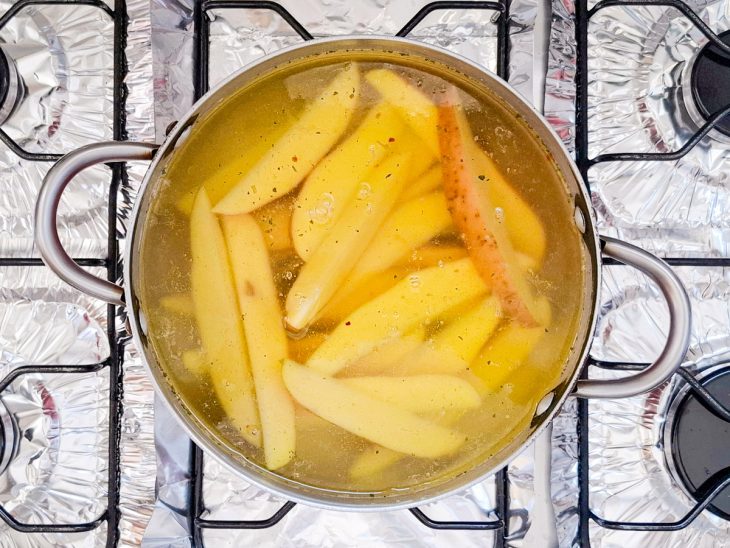 Batatas cozinhando.
