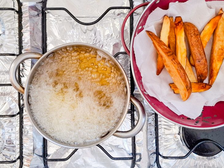 Batatas fritando no óleo.