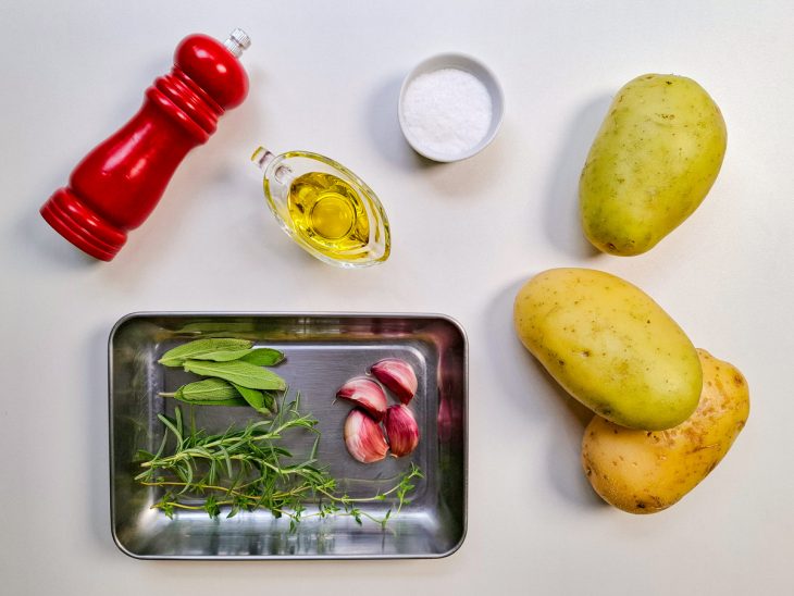 Ingredientes separados sobre a bancada.