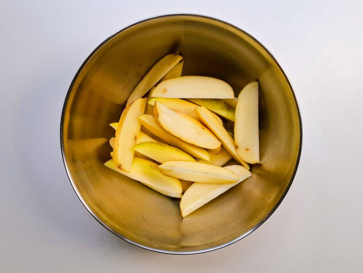 Batatas cortadas em tiras.