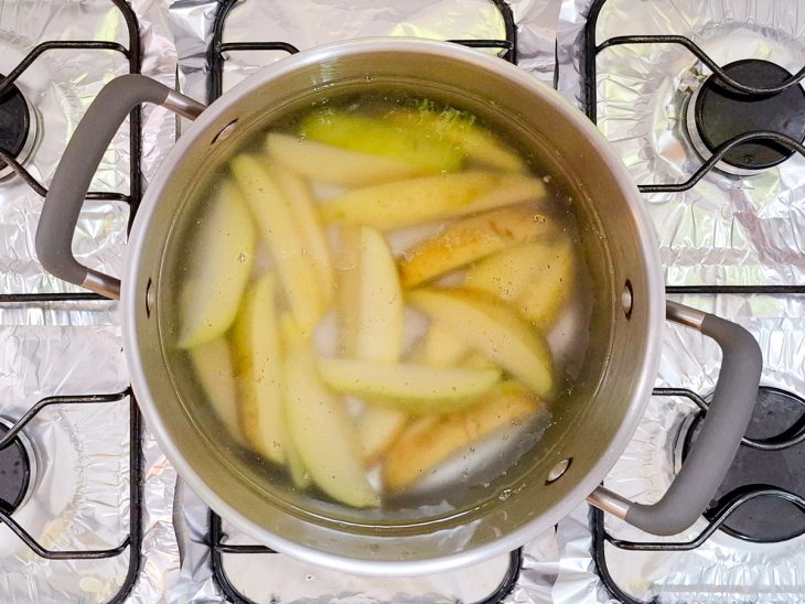 Batata cozinhando na panela.