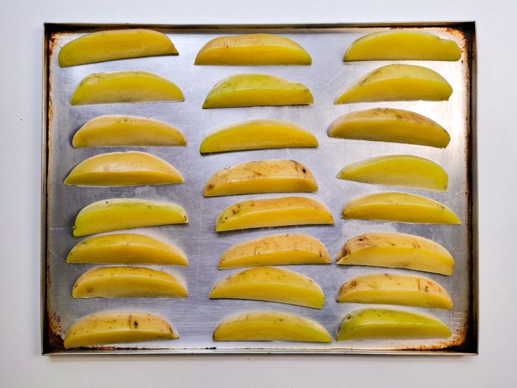Batatas dispostas na assadeira.