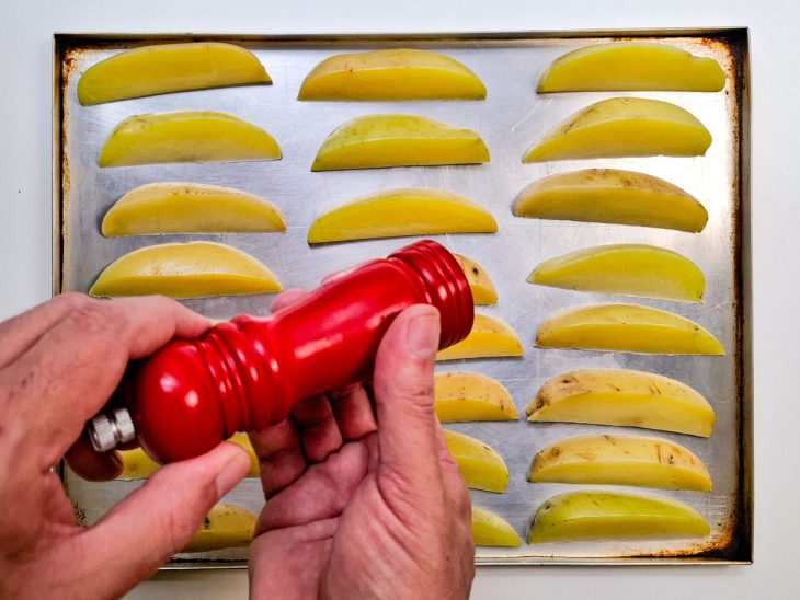Temperos adicionados nas batatas.