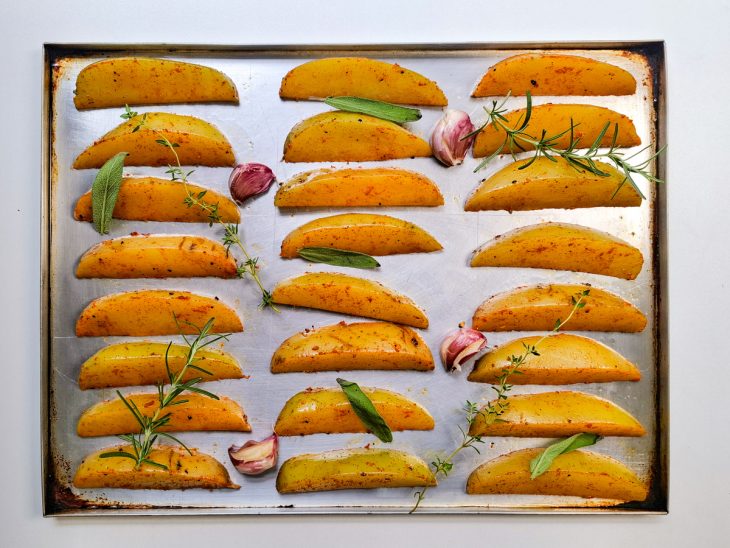 Dentes de alho esmagados na batata.