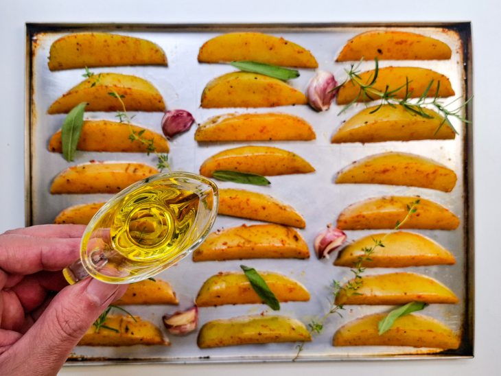 Azeite adicionado às batatas.