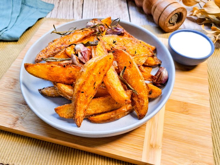 Batata rústica assada servida.