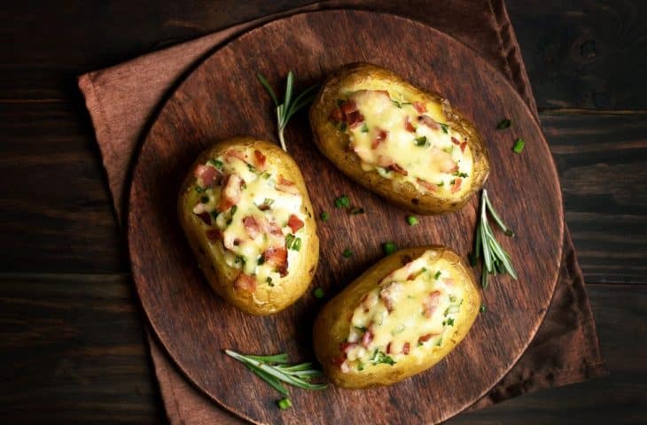 Batata rústica recheada na airfryer