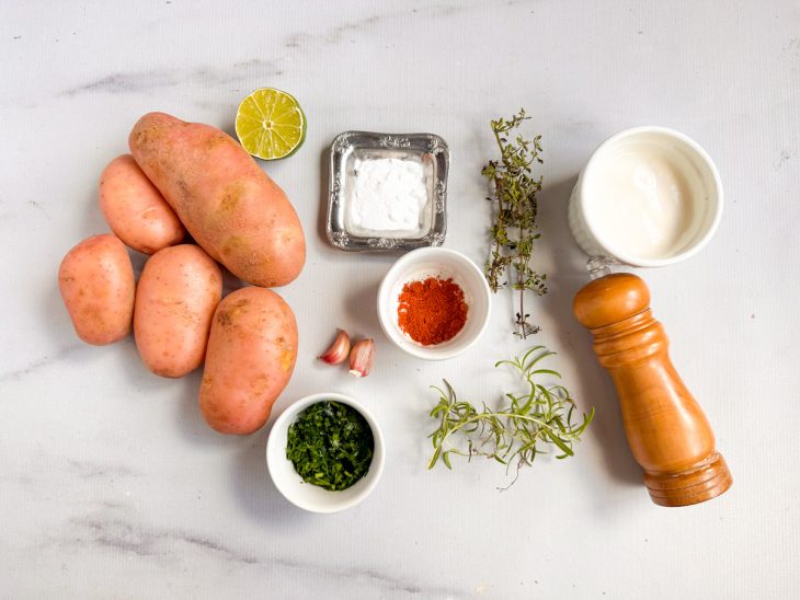 Ingredientes organizados sobre a bancada.