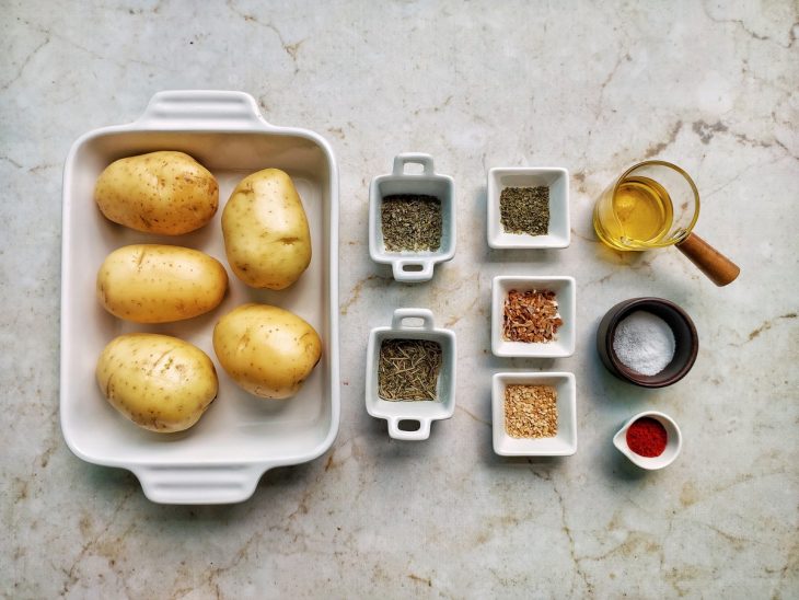 Ingredientes reunidos na bancada.
