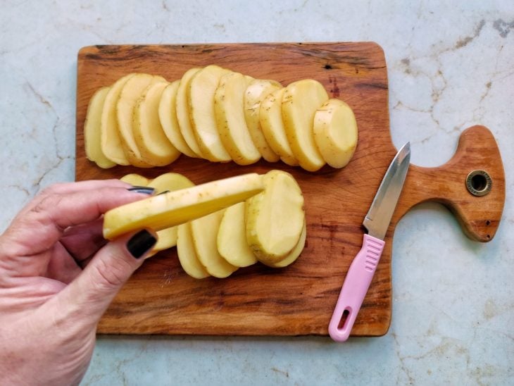 Batatas cortadas em fatias grossas.