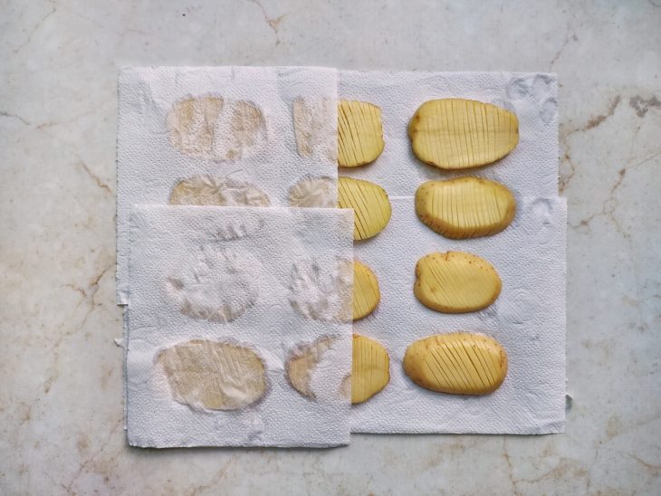 Batatas dispostas entre papéis toalha.