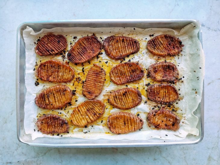 Batatas saidas do forno, já assadas.