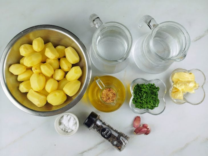 Uma bancada com os ingredientes.