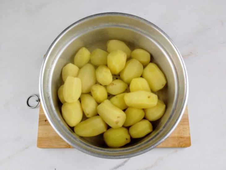 Uma tigela com as batatas escorridas.