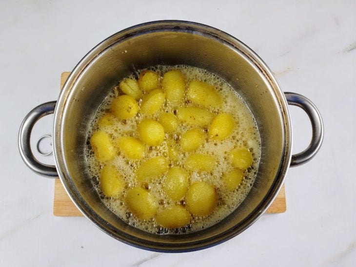 Panela com batatas sendo salteadas.