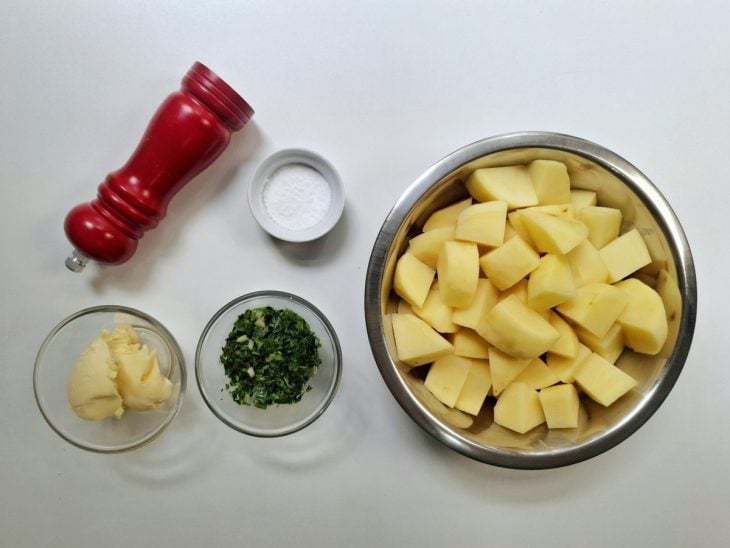 Uma bancada com os ingredientes.