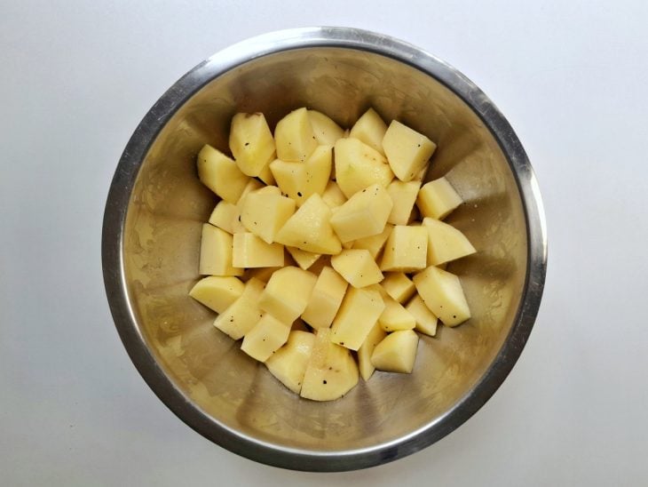 Um bowl com batatas temperadas.