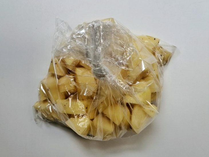 Saquinho amarrado com batatas temperadas.