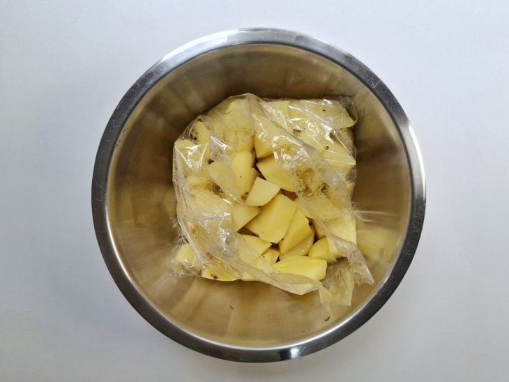 Um bowl contendo o saquinho com batatas cozidas.