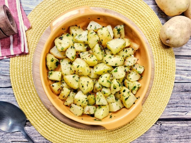 Uma travessa com batata sauté fácil e rápida.