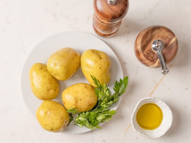 Uma bancada com os ingredientes da receita.