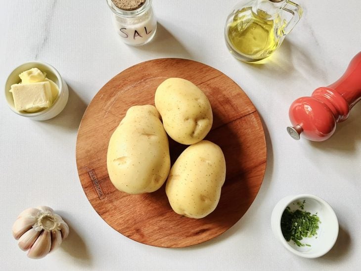 Uma bancada com os ingredientes.