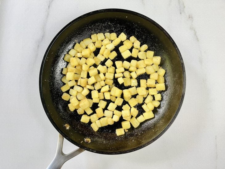 Uma frigideira com batata sauté.