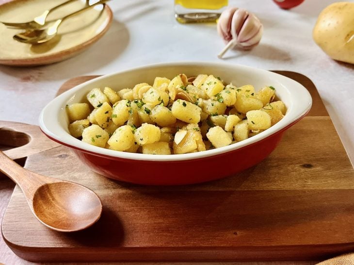 Um refratário com batata sauté na frigideira.