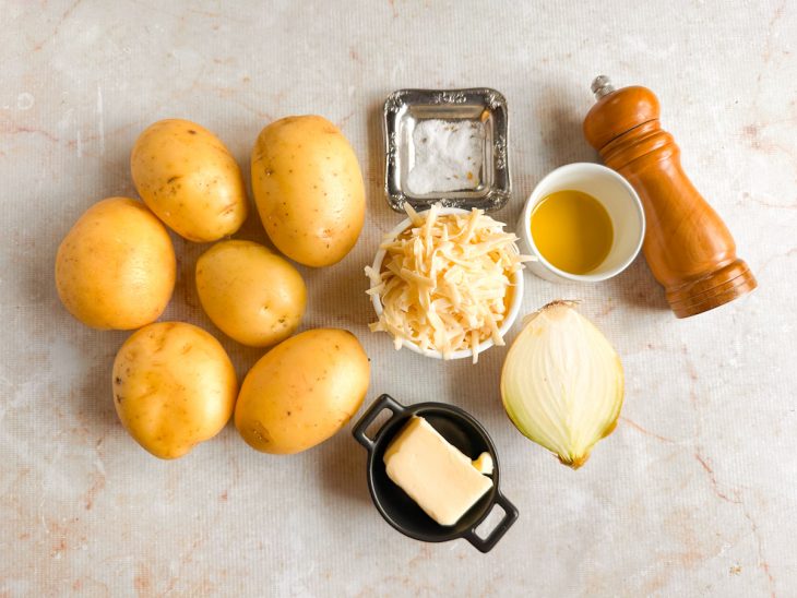 Ingredientes reunidos na bancada.