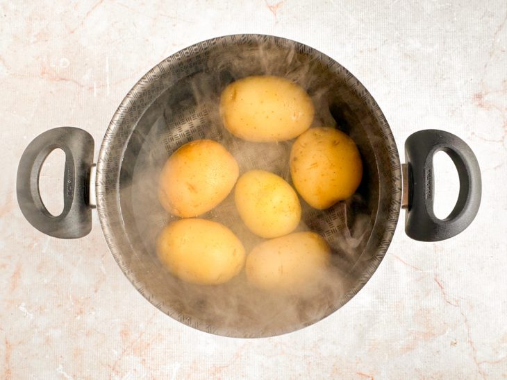 Batatas na panela cozinhando.
