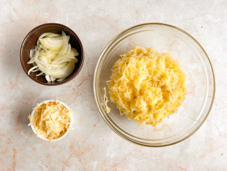 Batata, cebola e queijo cortado e picados.