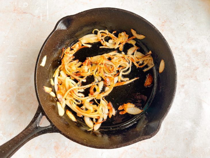 Na frigideira, a cebola.