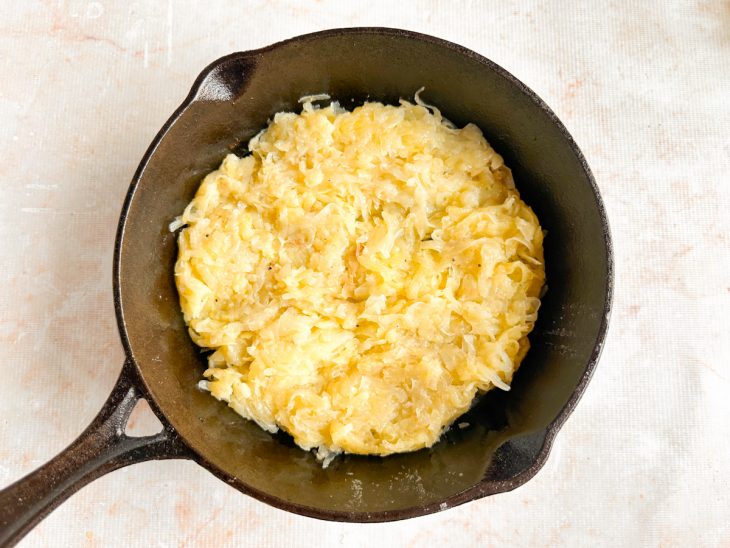 Camada de batata na frigideira.