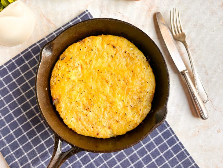 Batata pronta, servida na frigideira de ferro.