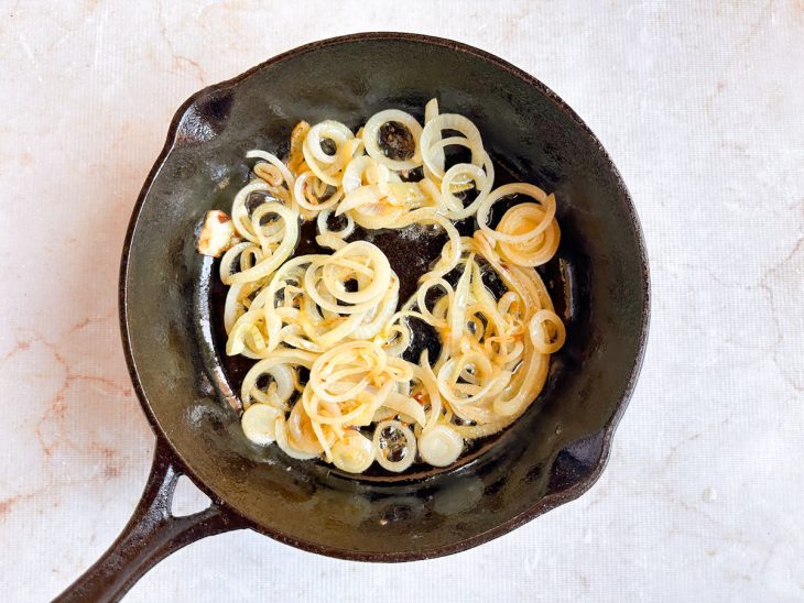 Cebola refogando na frigideira.